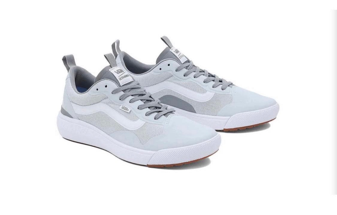 😍 VANS : unisexe Bleu , gris pâle  et blanc . Modèle hyper léger et confortable . Superbe avec un jeans autant habillé en sport . Gr : 10 femme ou 8.5 homme .