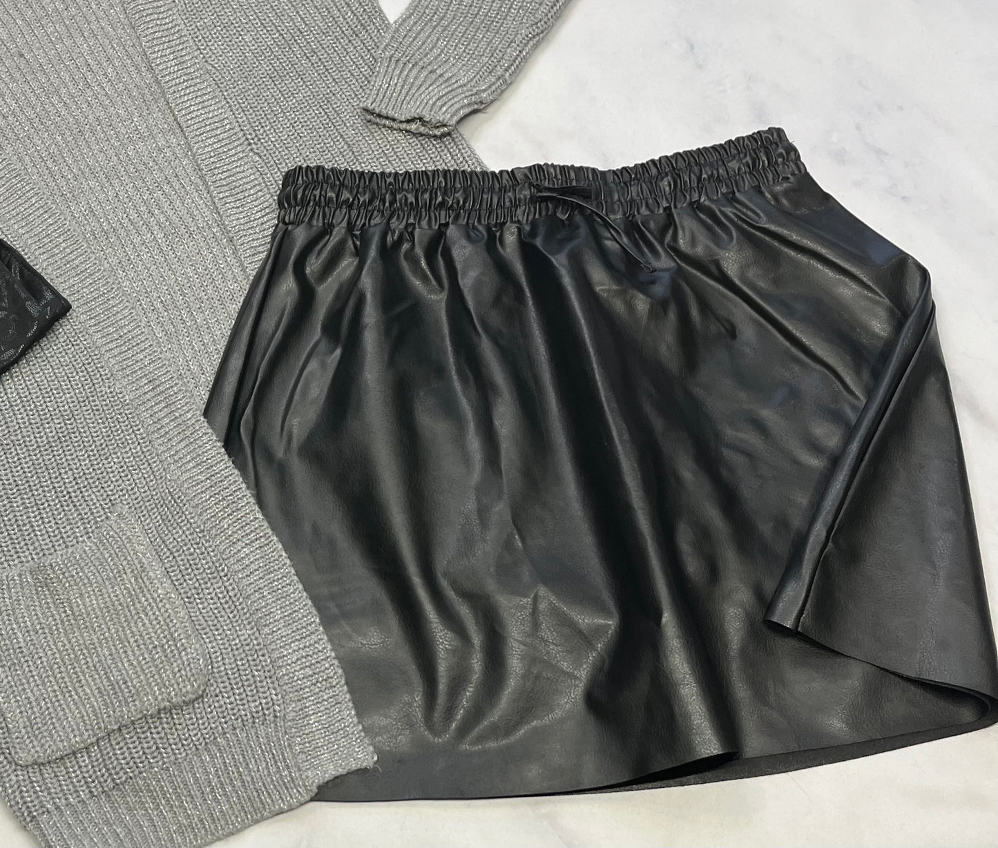 Trio : Longue veste grise argenté  Joe fresh comme neuve 14 ans + Jupe Off Set effet cuir 14 ans comme neuve ! + Leg. Effet lustré 14 ans comme neuf !