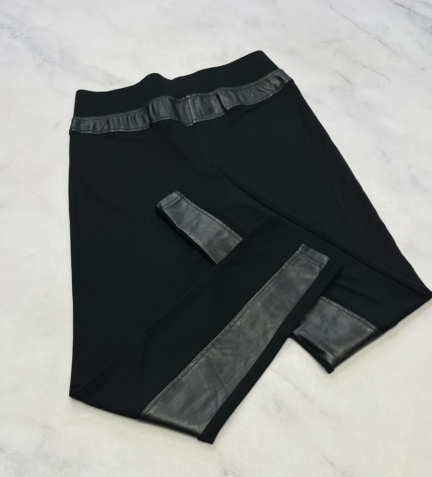 Jegging : Effet tissu et patch look cuir état neuf! Véro Moda M- L ( fait 10-11 ans ) .