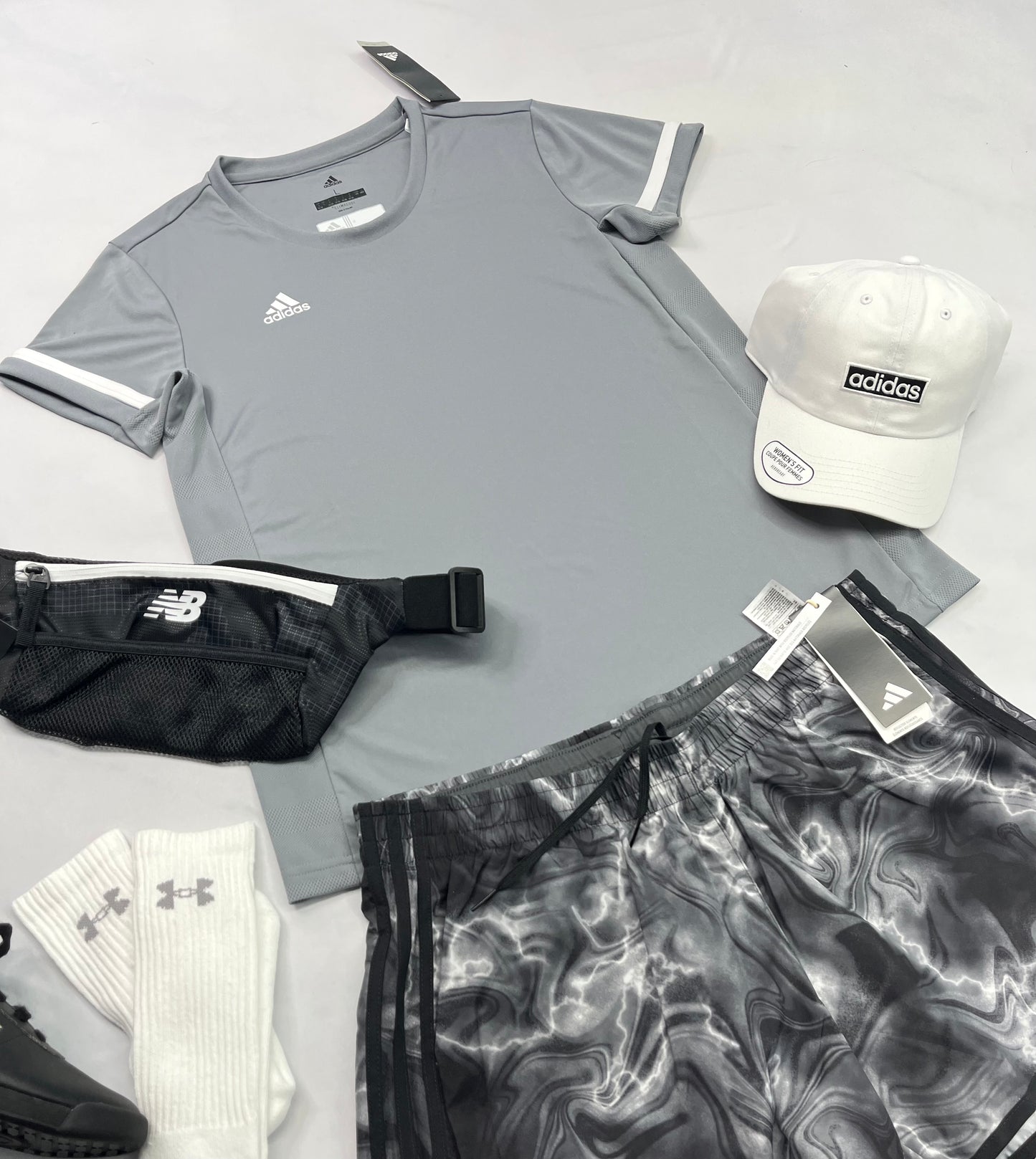 🩷 Manche courte : Adidas en tissu de sport qui respire de chaque côtés . L/ femme neuf !
