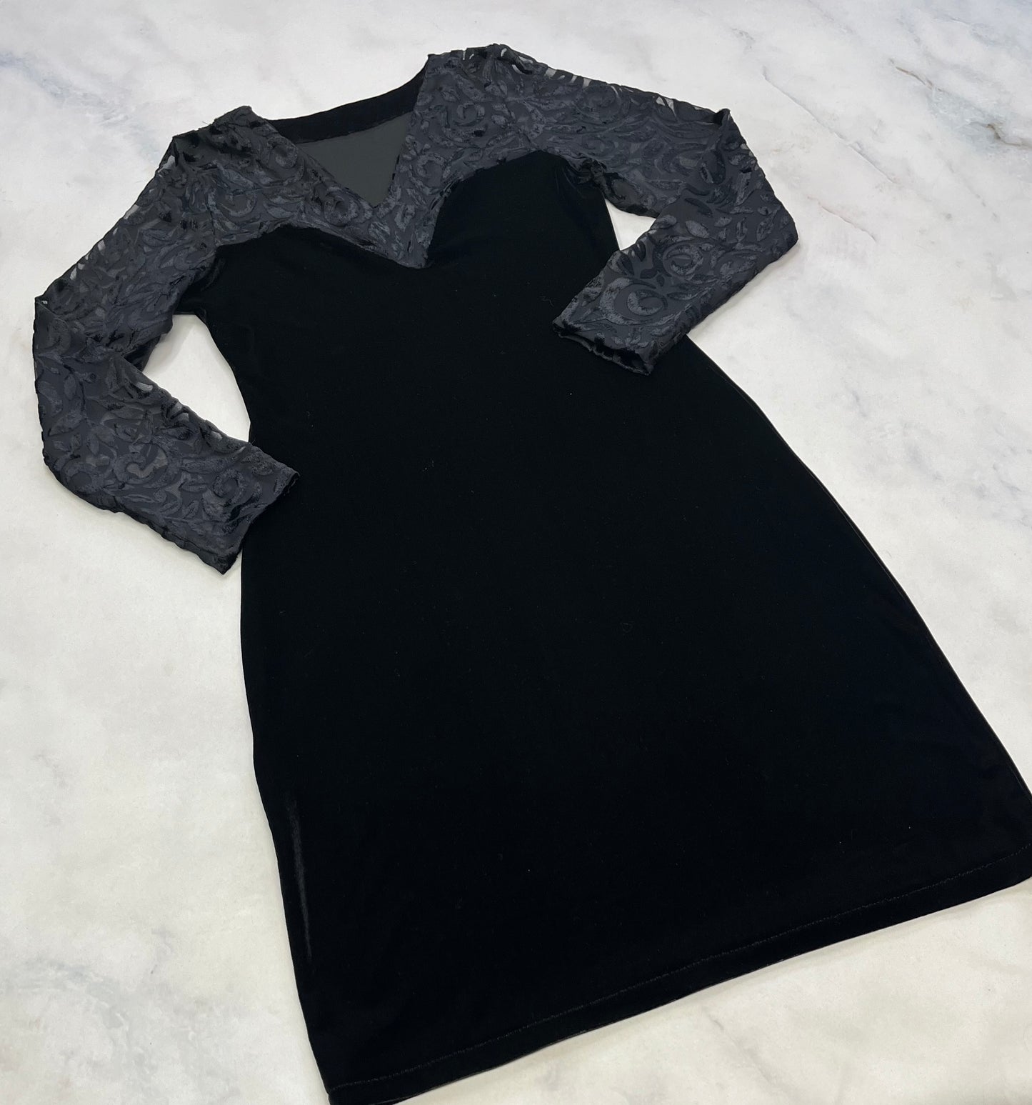 Robe en velour stretch noir au bas : le haut laisse entrevoir avec motifs en velour . ( le haut est bleu / noir . Fait Small femme . Superbe comme neuve .