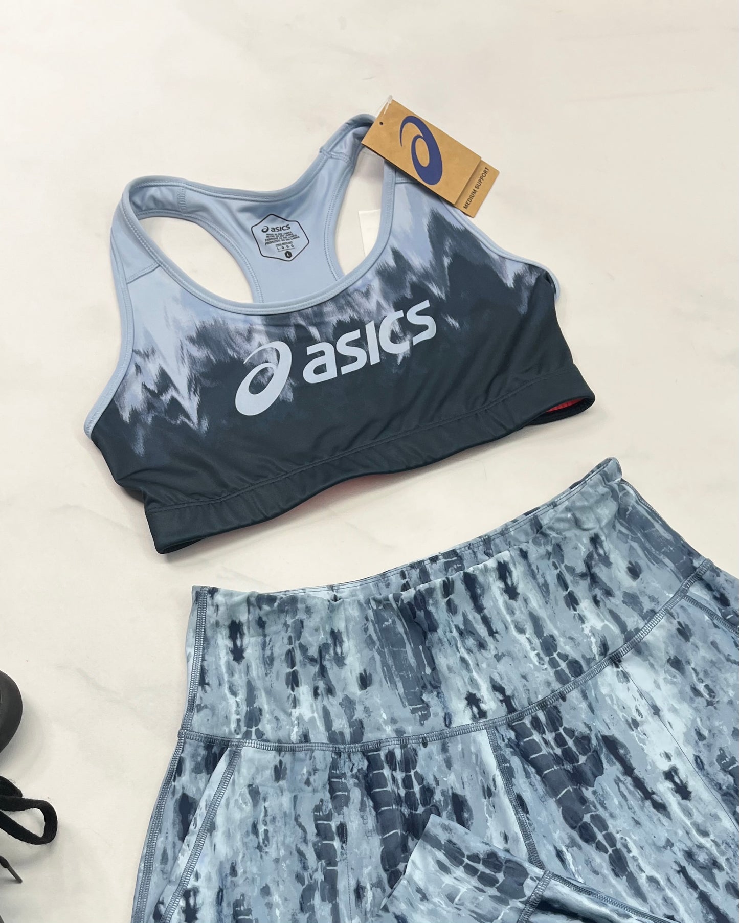 🩵ASICS: Top sport neuf ! Tissu sport non padé . Fait : S-M-L femme neuf !