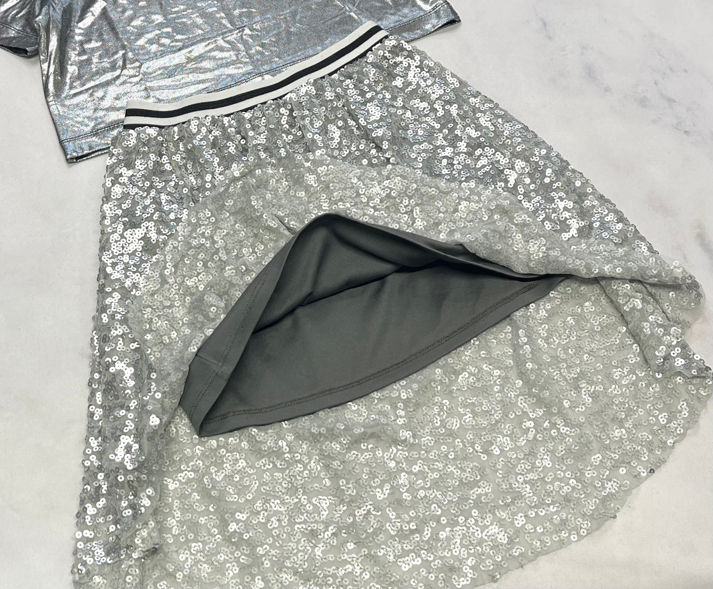 Duo : Haut argenté tissu hyper confo et stretch 8(7-8 ans ) neuf ! + Jupe argenté + longue au dos Candy K. + 7-8 ans doublure stretch int. Comme neuve .