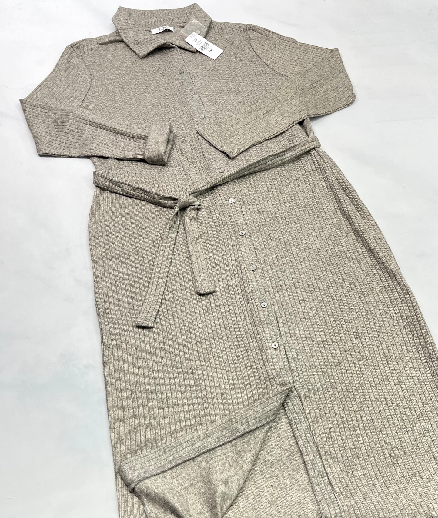SUZIE robe  : longue en tricot boutonné au devant . Neuve . Small et large femme .