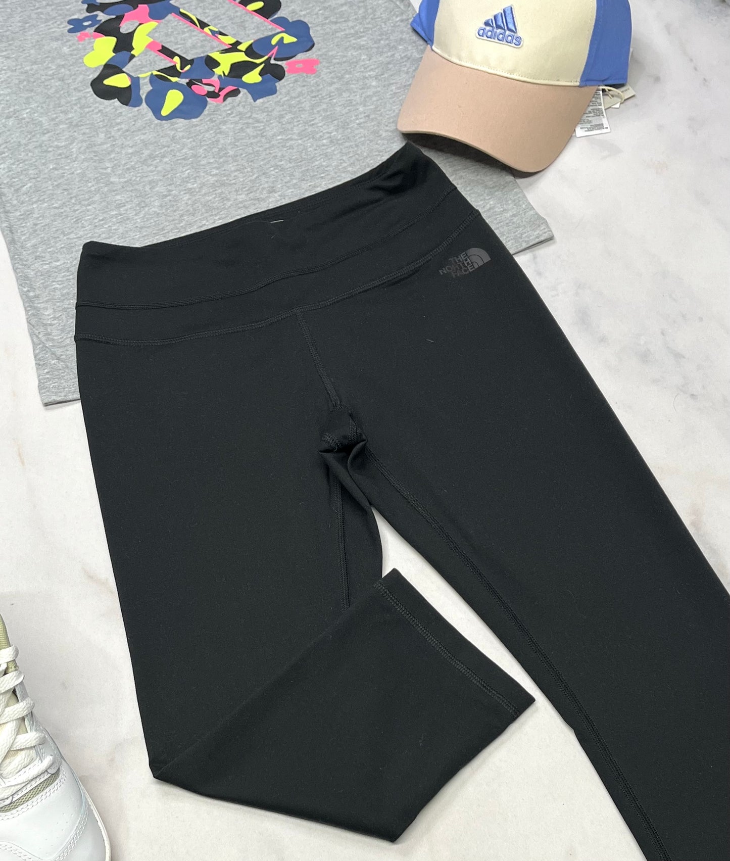 🤩 Capri sport : North Face logo à gauche au devant . Fait 13-14 ans fille comme neuf !