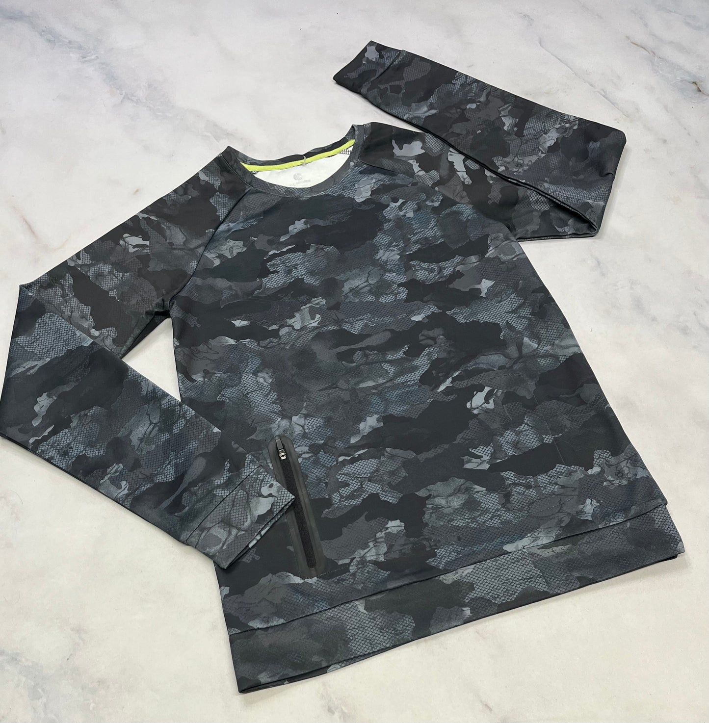 Tag ( Manche longue tissu de sport mais plus épais ) 16(14-16ans confo ) comme neuf !