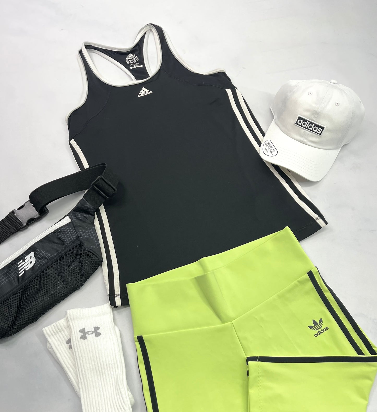 🤩 Camisole : Adidas en tissu de sport stretch soutient intégré . SM/( + small femme confo) comme neuve .