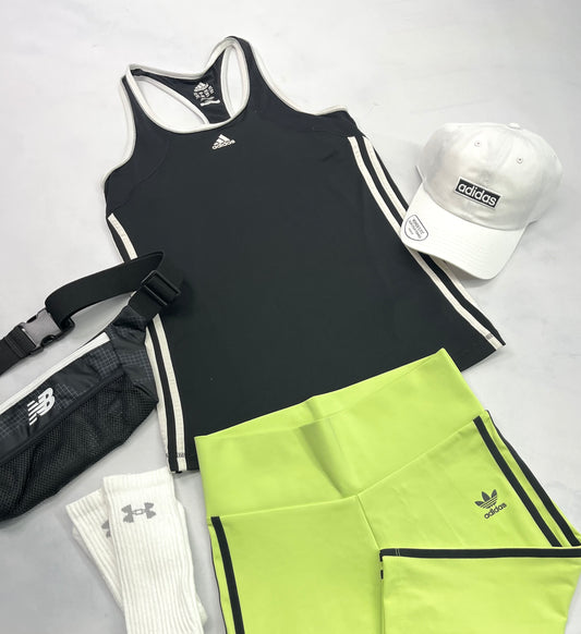 🤩 Camisole : Adidas en tissu de sport stretch soutient intégré . SM/( + small femme confo) comme neuve .