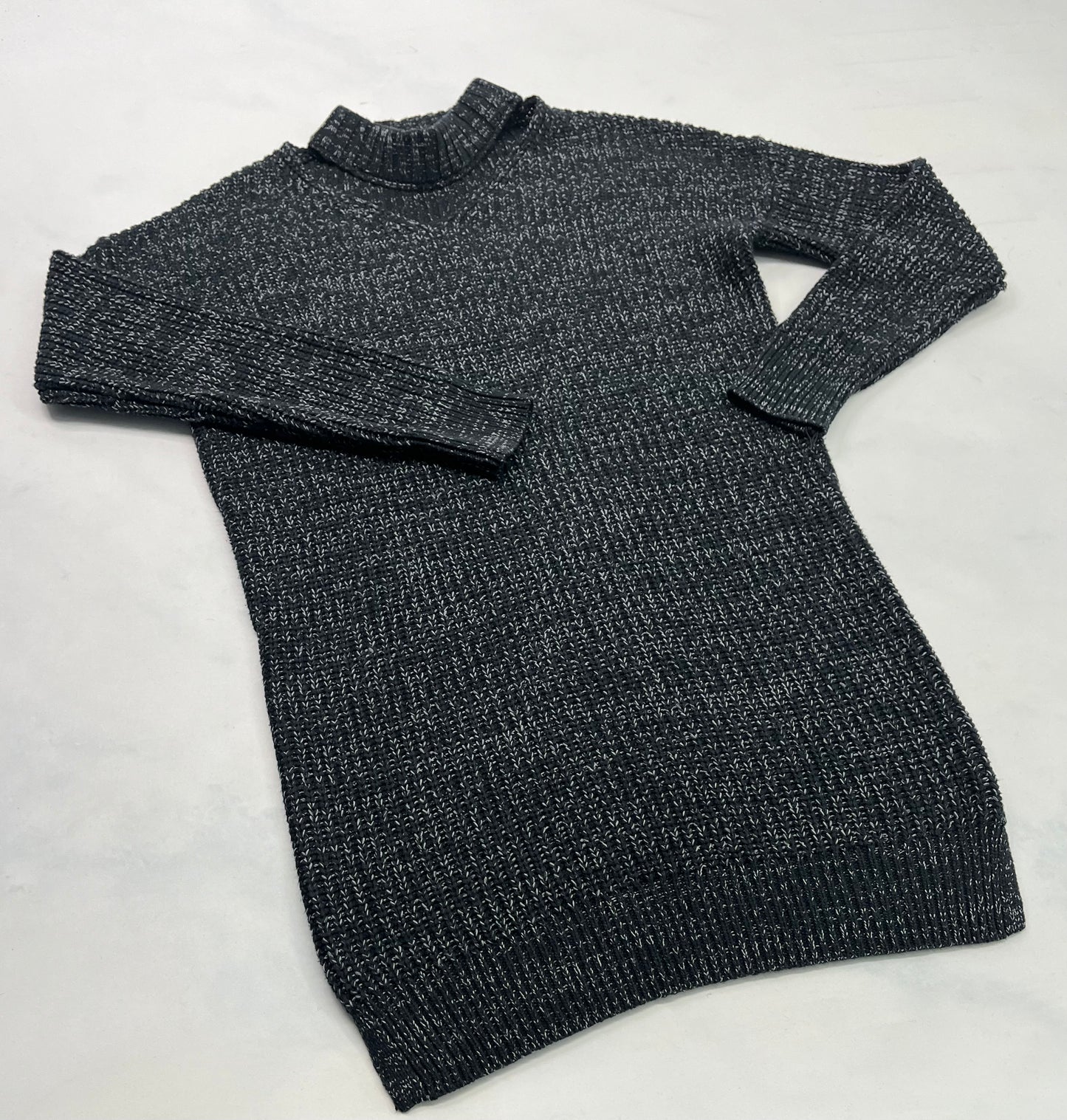 Robe en tricot : gris/ noir comme neuve ! Col en V avec bande au cou! Superbe comme neuve . Small femme .