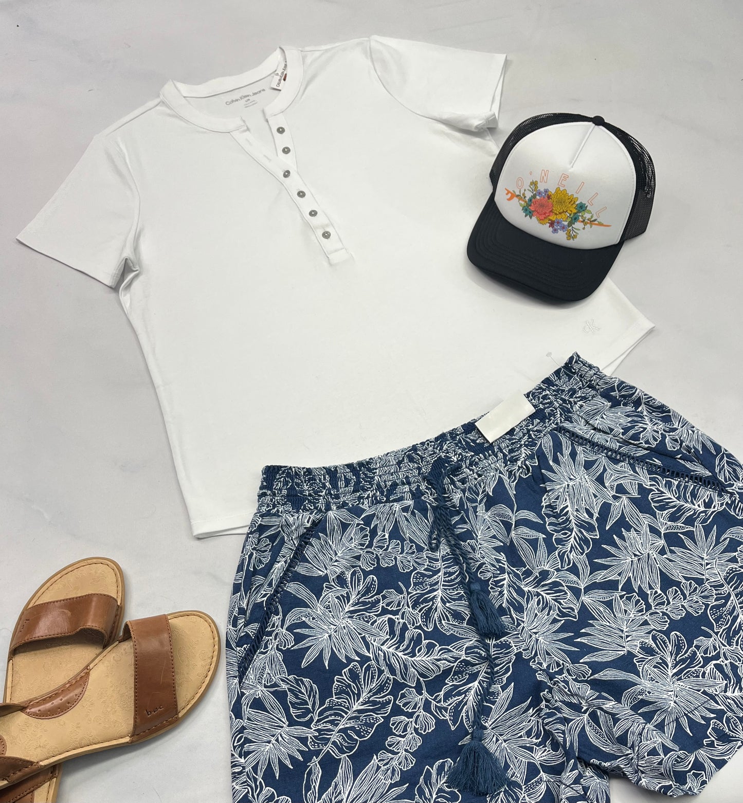 🌴 Manche courte : Calvin Klein en beau coton extensible de partout . Logo brodé au bas ton sur ton . L/ femme neuf !