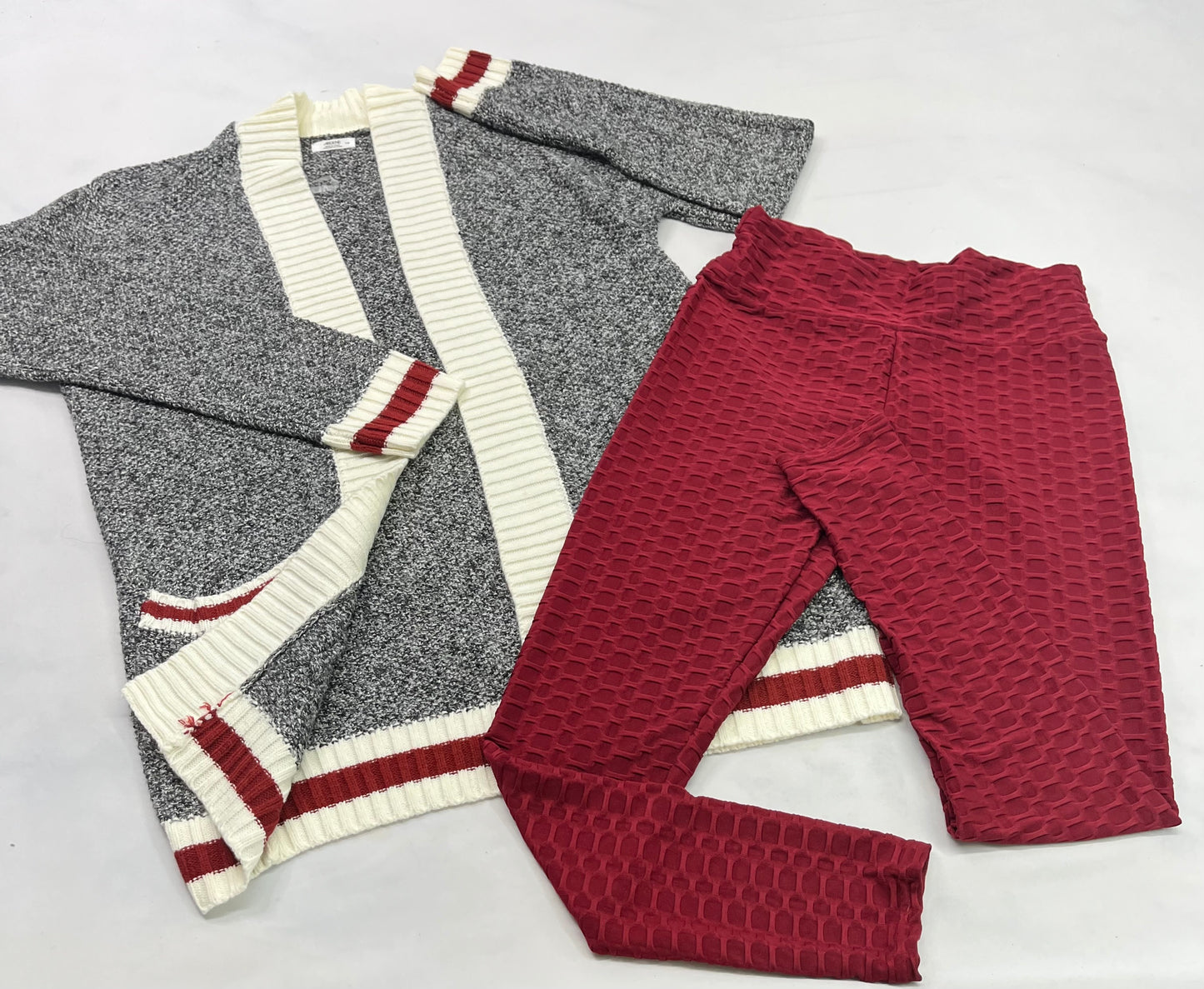 ..Duo : Veste bas de laine L/ femme comme neuve + Skinny texturé L/ fit stretch tissu avantageux . Comme neuf!