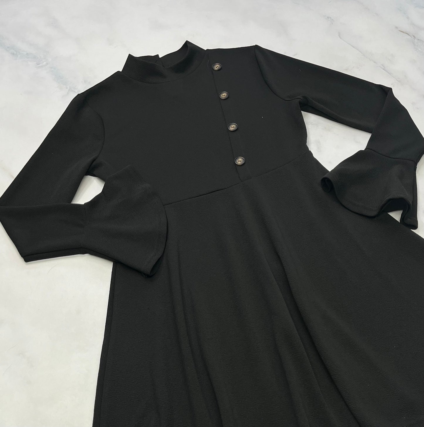 Robe : SHEIN tissu qui ne décolore pas : stretch comme neuve . Fait M/ femme bout de manche tendance évasé .