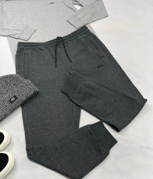 💙 Jog. Quiksilver : charcoal , logo brodé ton sur ton prêt de la poche . M/ homme coupe confo neuf !
