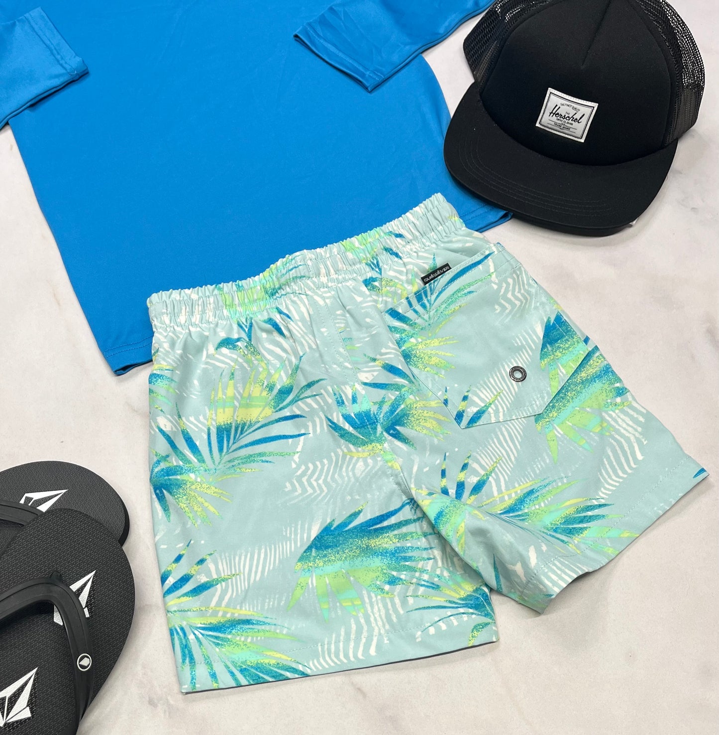 💦 Ensemble maillot : Quiksilver ( 2 pièces)neuf . Chandail maillot 6 ans confo avec  short maillot Quiksilver 6(5-6) ans .