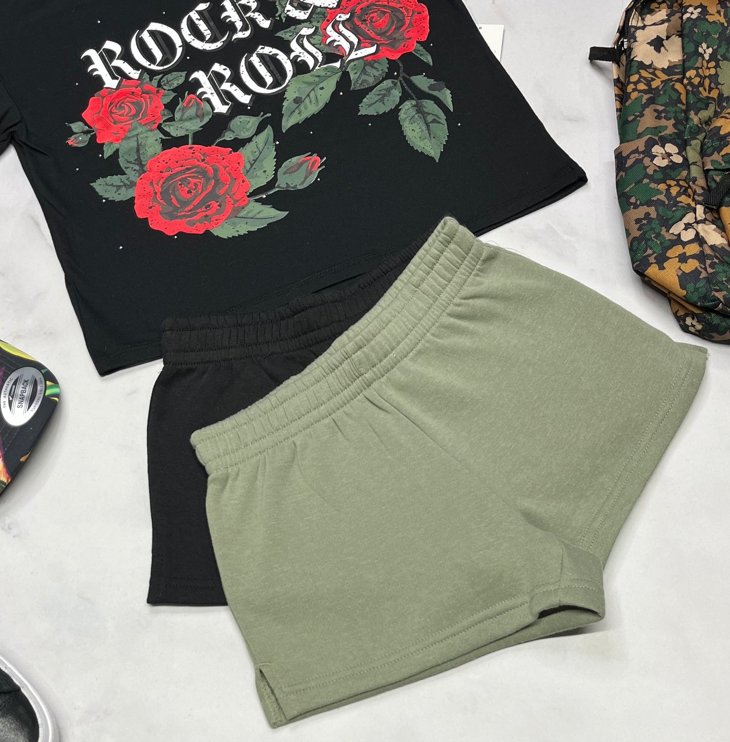 🌹 Ensemble : Duo short  ouaté ➡️: (1x kaki + 1x noir ) 7-8 ans fille neuf !