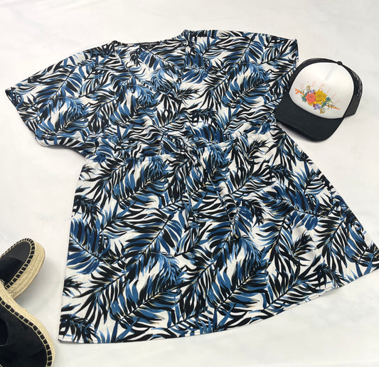 🌿 Robe : En tissu léger qui ne décolore pas . Souple confo . Col en V avec cordon d’ ajustement à la taille . Pourrais faire aussi une robe cache maillot . XL/ femme comme neuve .