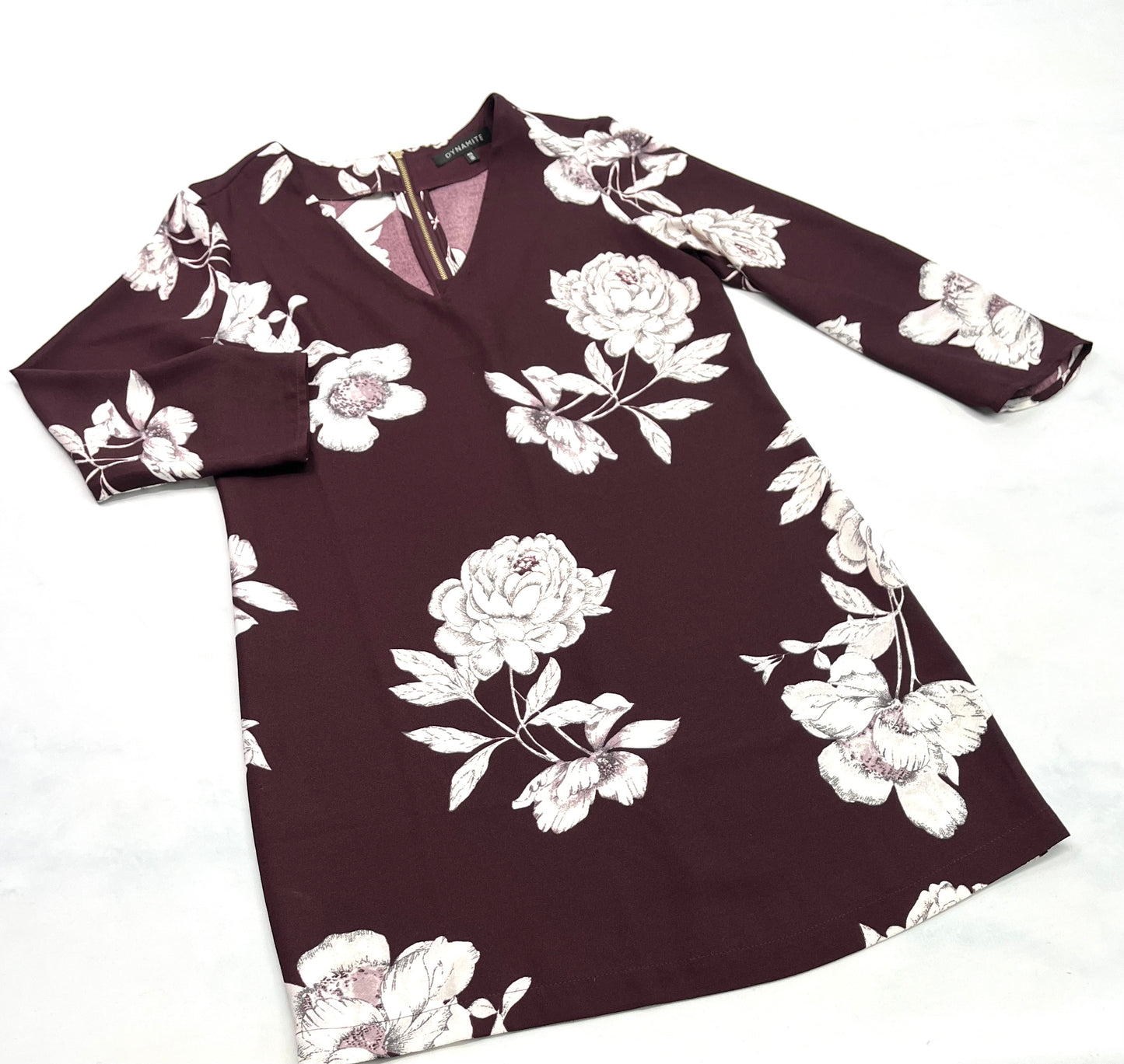 ..Dynamite : Robe fleurit bourgogne zip au haut du haut comme neuve . Manche 3quart : Small ( fait 3-4 ans femme ) et L( fait 8-9 ans femme )