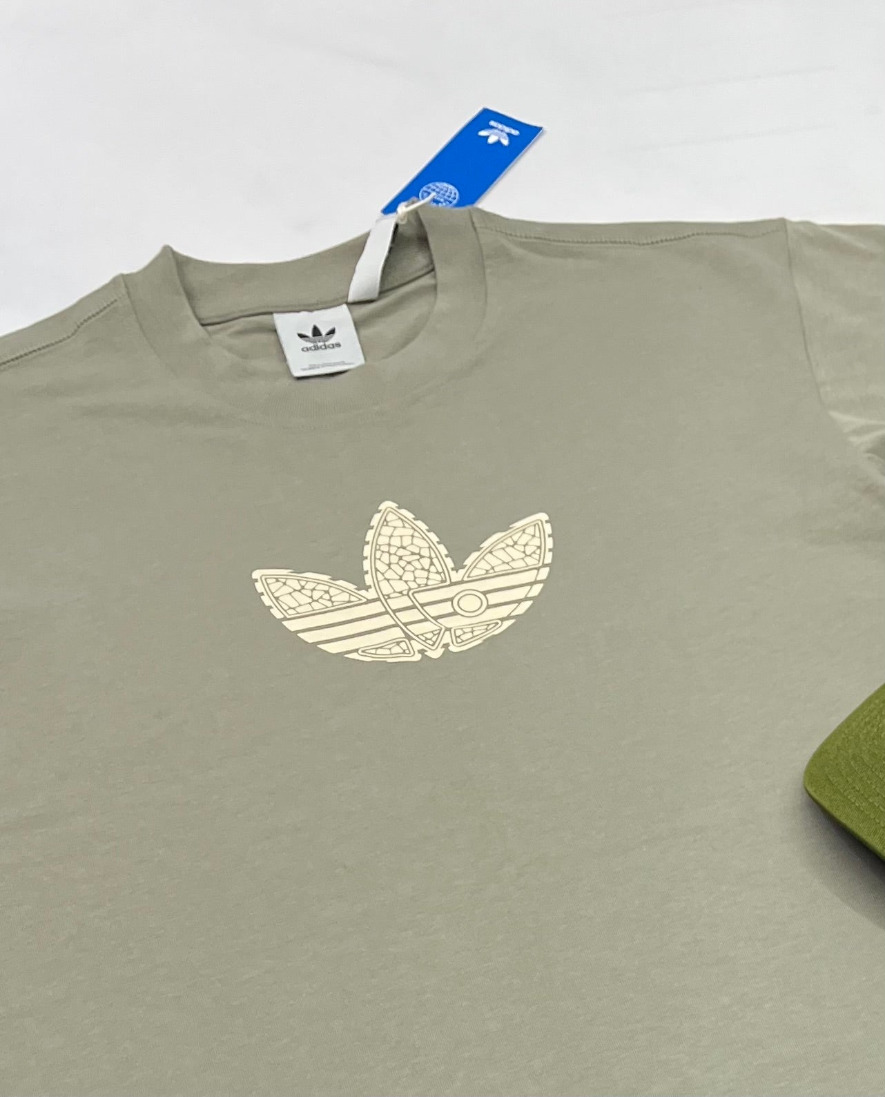 🌴 Adidas : Manche courte Small homme look Over size neuf ! Incroyable en vrai . Tissu plus épais .