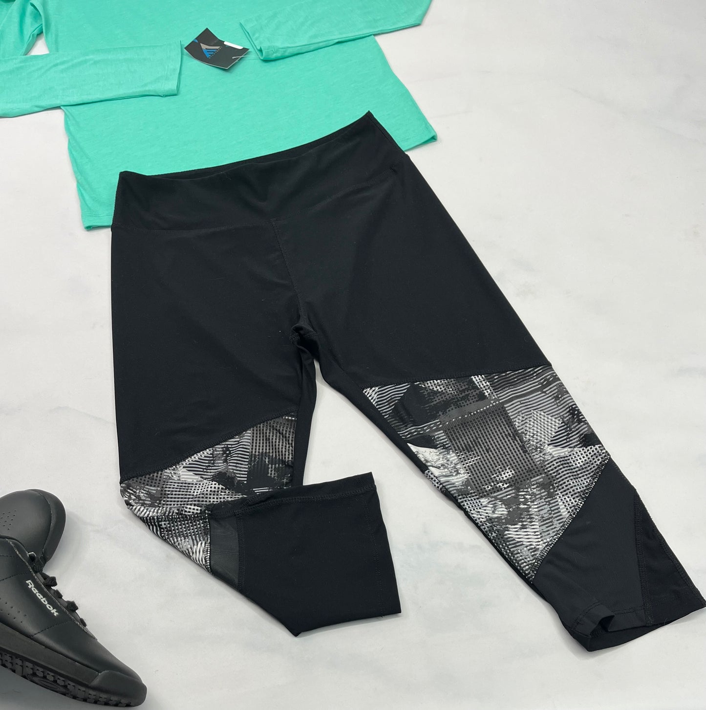 💫 Capri sport : Noir et blanc M/ femme comme neuf . Bande semi transparente derrière les genoux .