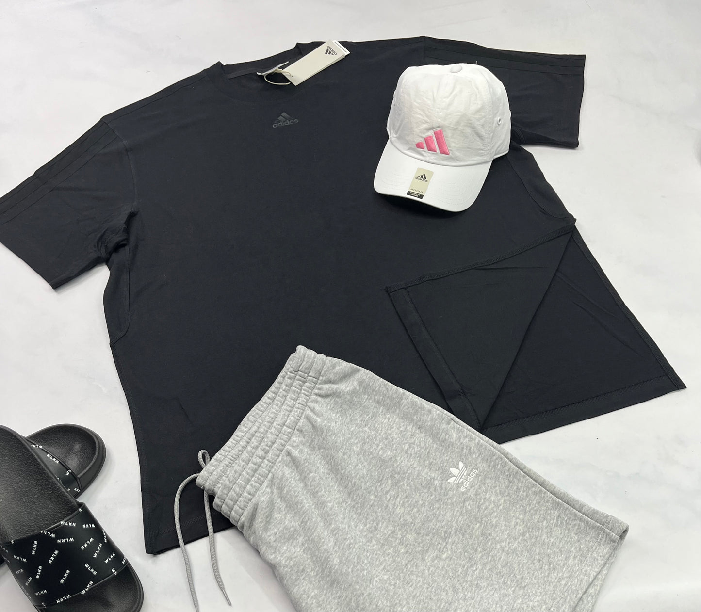 🌴 T-Shirt / tunique : Adidas noir . Fendu de chaques côtés ! XXL/ femme coupe relax  neuf ! Logo brodé au devant .