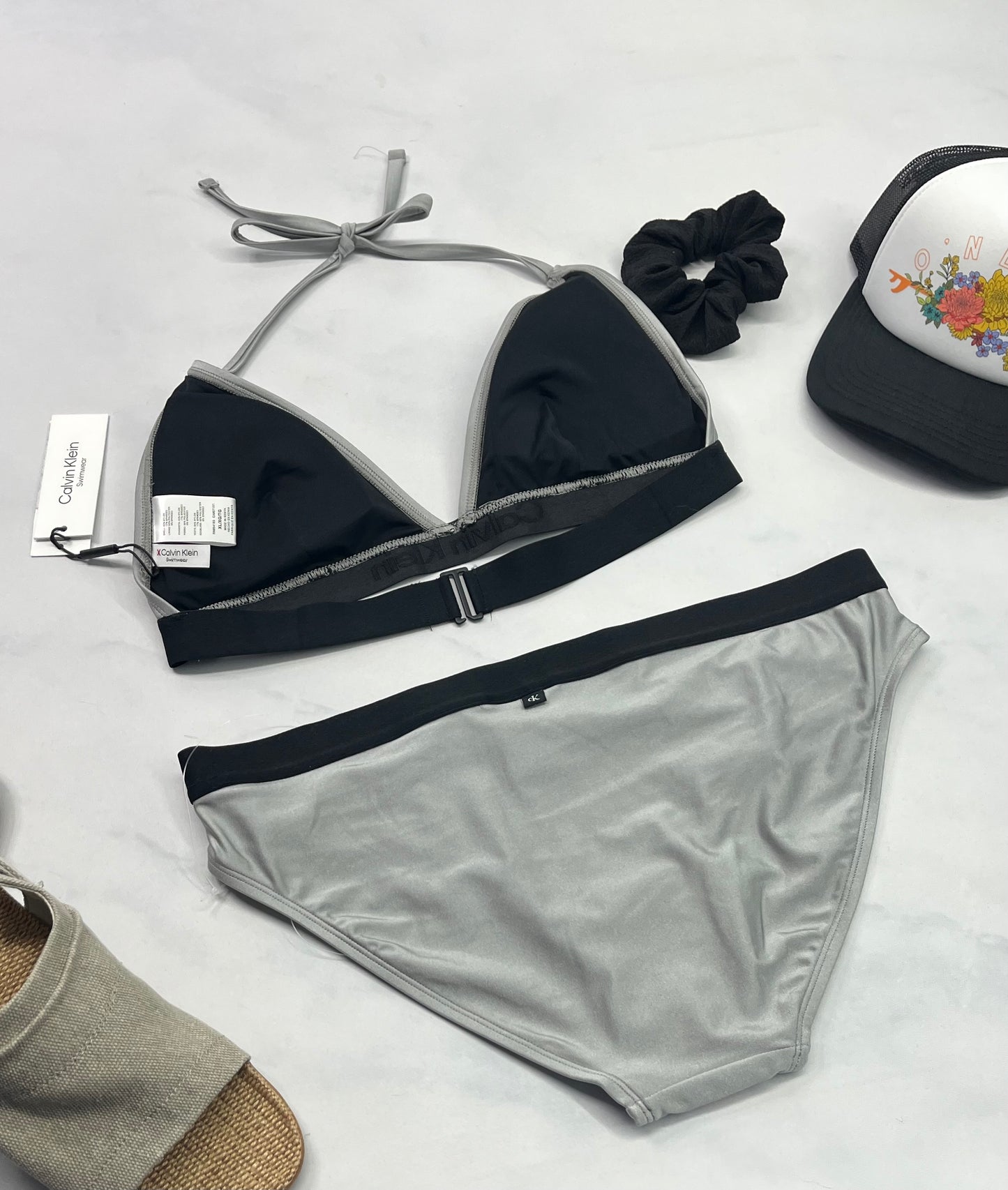 💦 Duo Maillot : Calvin Klein gris nacré neuf ! XL( fait L/ femme ) neuf ! Écrit Calvin Klein sur les bandes noirs ton sur ton . Qualité ++ .