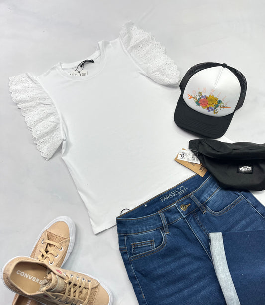 🌴 Solde , Haut blanc : ZARA : bordure de manche superbe . Neuf mais 1 point  ! Small ( fait 3-4 ans femme )