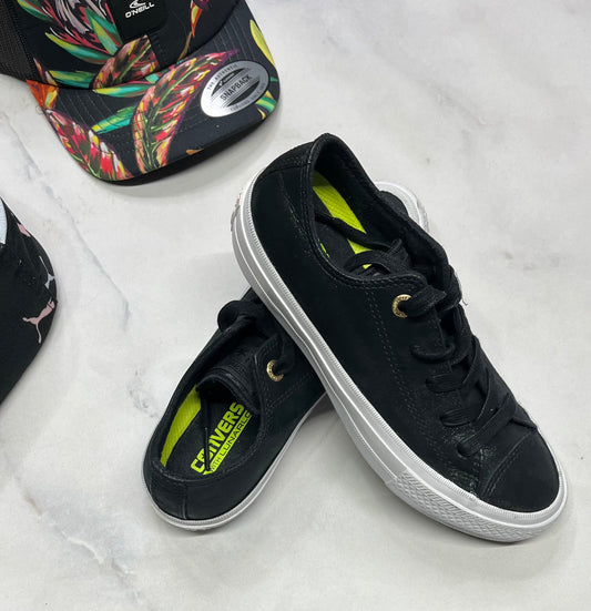 🤩 Souliers : Converse noir tissu légèrement nacré . Gr:5.5 femme ( peu faire pour ado aussi ). Comme neuf !