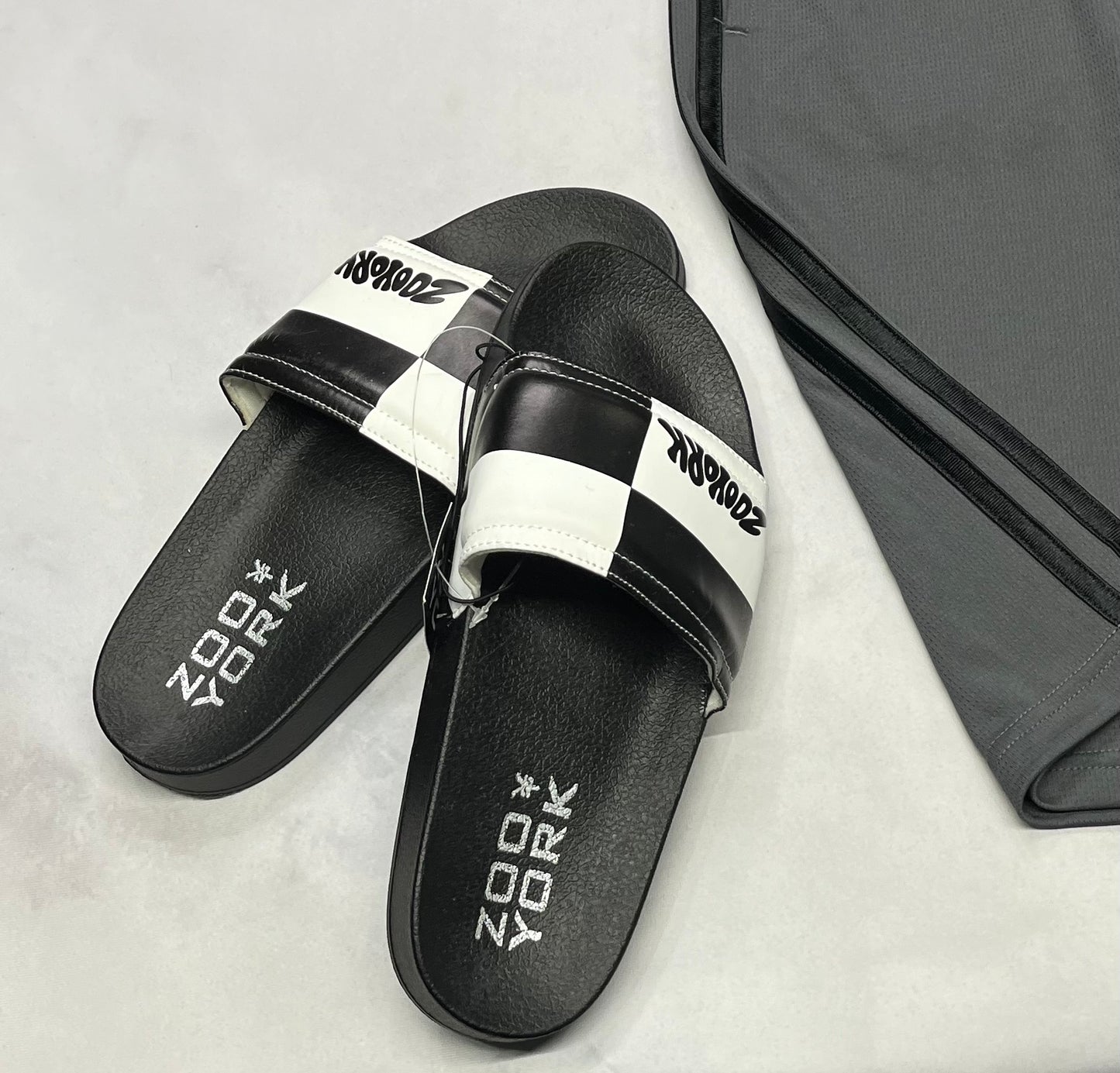 🌴 SOLDE Zoo York : 7 junior garçon neuve ! Dessus coussiner . Mini craquelures dans un coin .