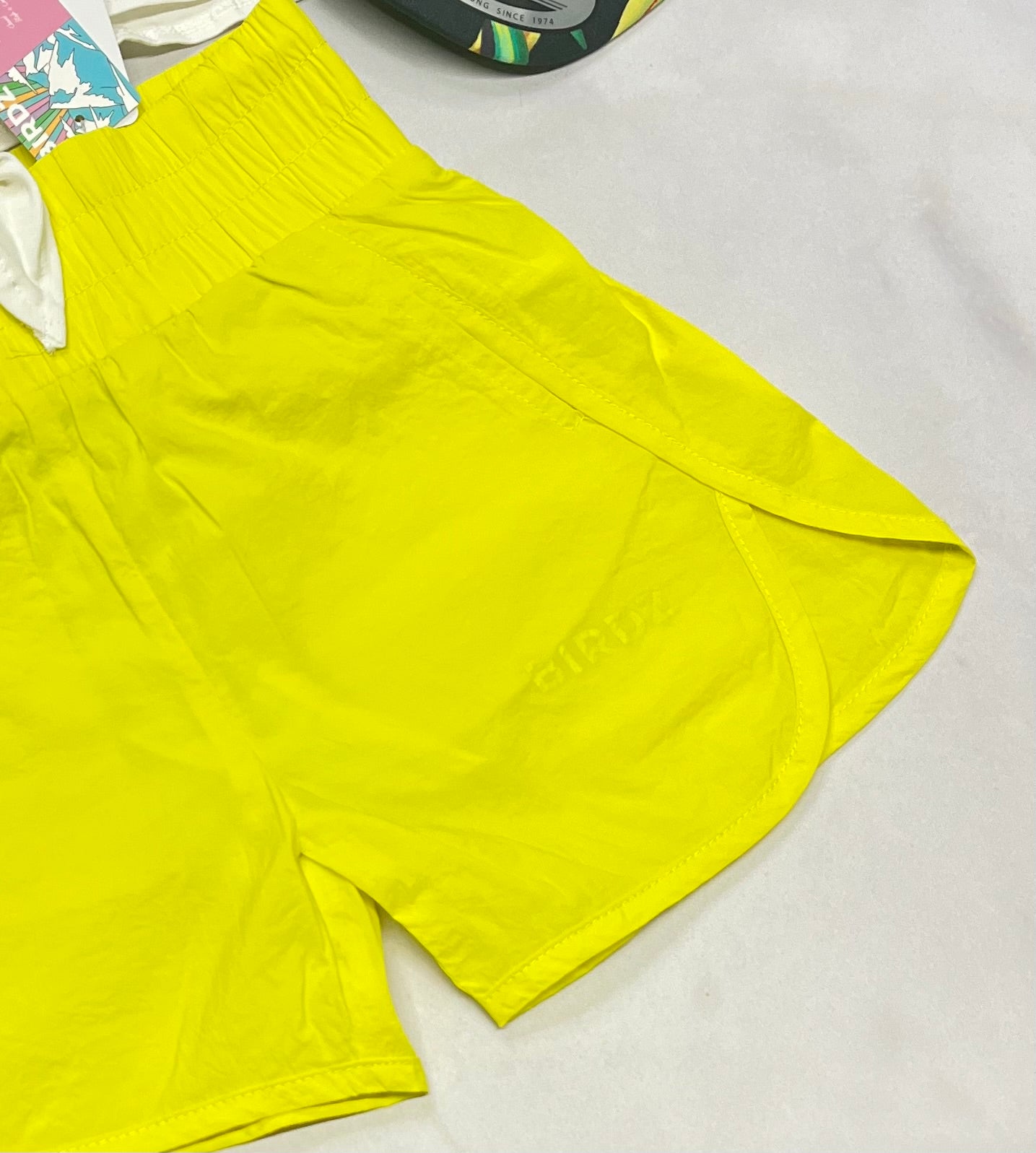🌿 Short : BIRDZ en tissu de sport léger . Taille haute avec sous culotte intégré. Écris BIRDZ ton sur ton au devant au bas . 7 ans fille neuve .