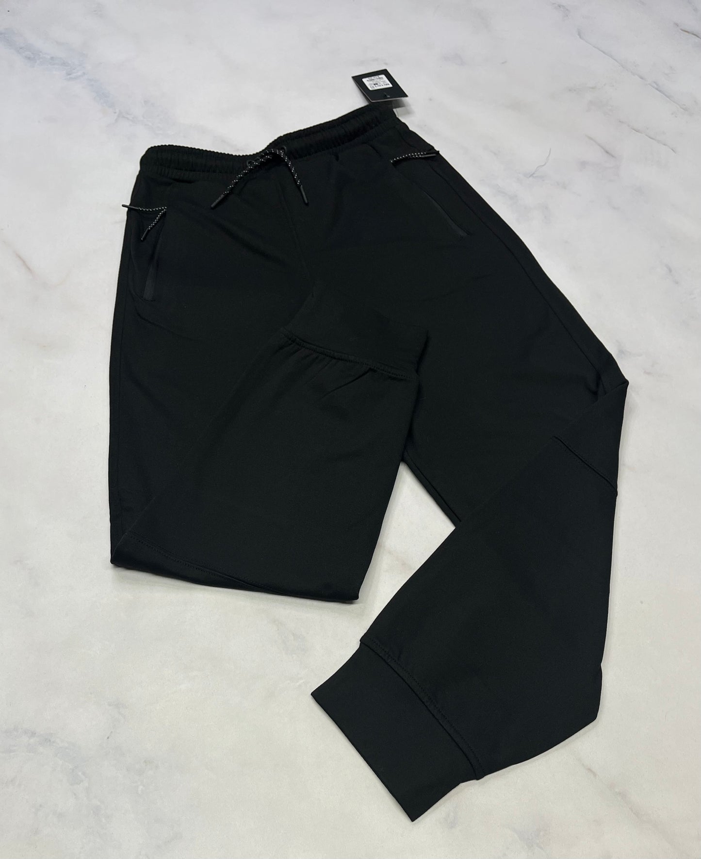 Jog. Noir : zip aux poches 5-6 ans  et 10-12 ans relax fit / tendance . Doux à l’intérieur. Neuf!