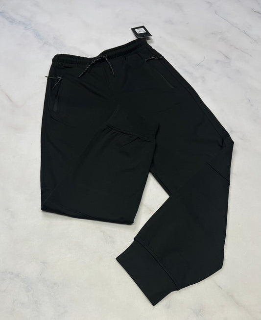 Jog. Noir : zip aux poches 5-6 ans  et 10-12 ans relax fit / tendance . Doux à l’intérieur. Neuf!