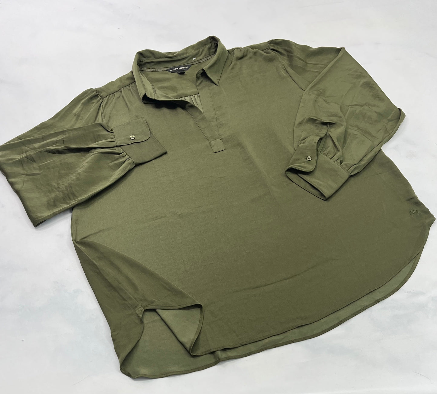 Chemisier : Satiné Banana Republic ,kaki / souple neuve . Manche ballon .