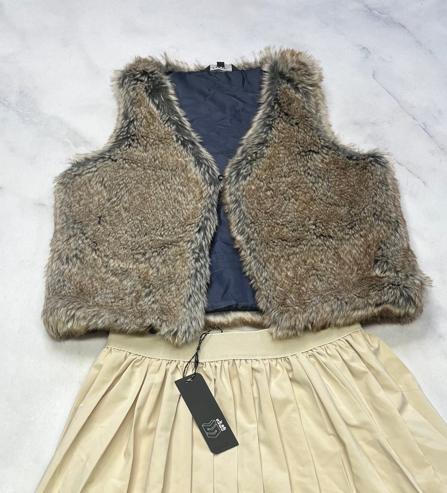 Duo : Veste douce 14-16( ou 14 ans confo ) comme neuve ! + Jupe short stretch intégré . Tissu qui ne décolore pas . 14 ans Surface neuve .