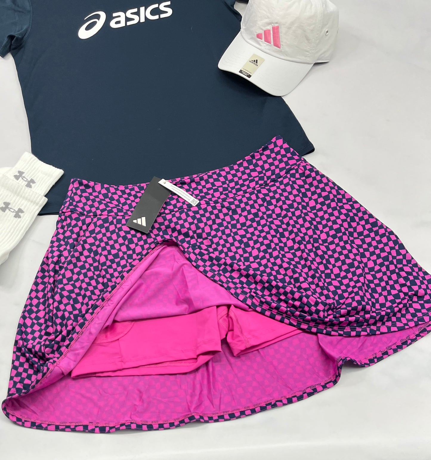 💕 Jupe : short intégré Adidas en tissu de sport . Stretch dans tout les sens . M/ femme coupe confo neuve .