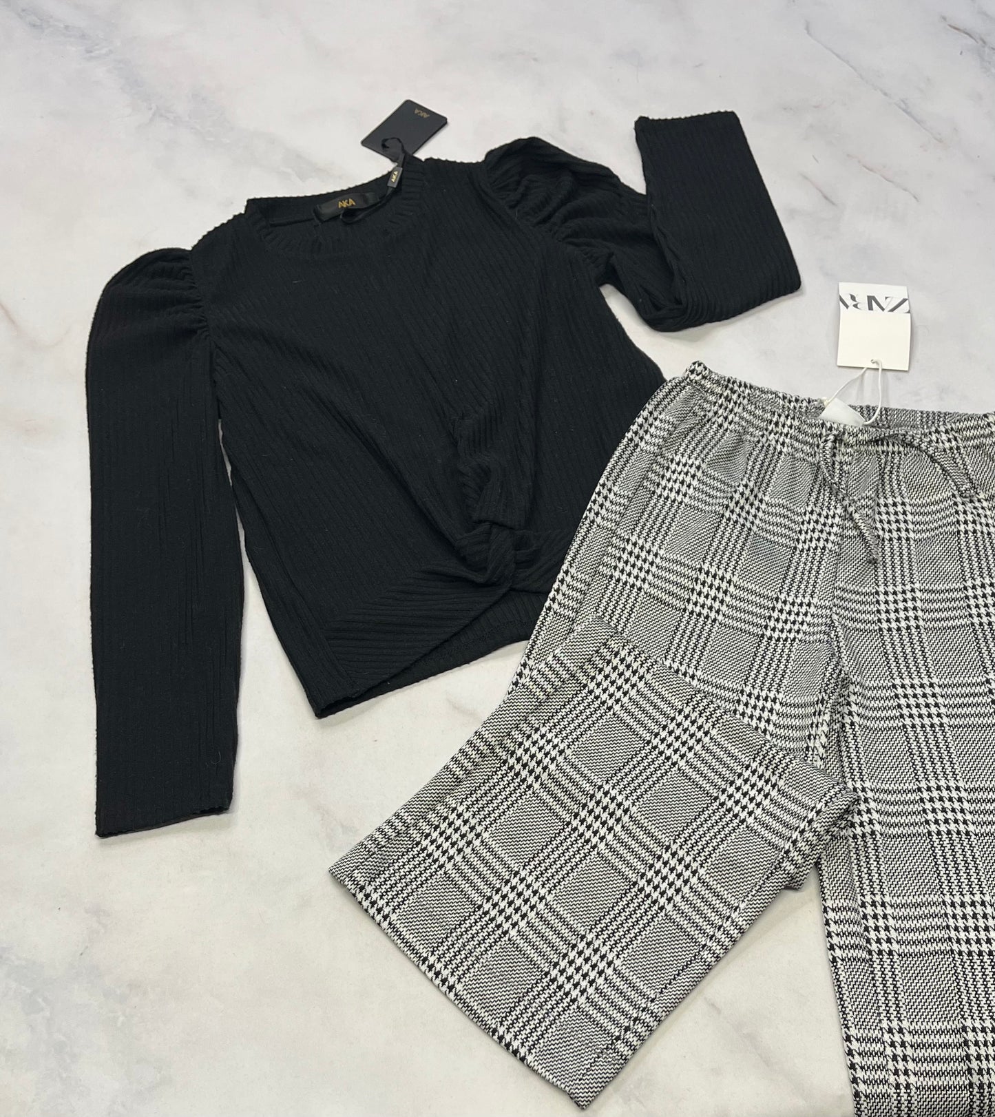 Duo neuf ! Tricot noir doux Aka fait 7-8 ans neuf + Pantalon doux mou taille élastique Zara 7 ans jambe large neuf!