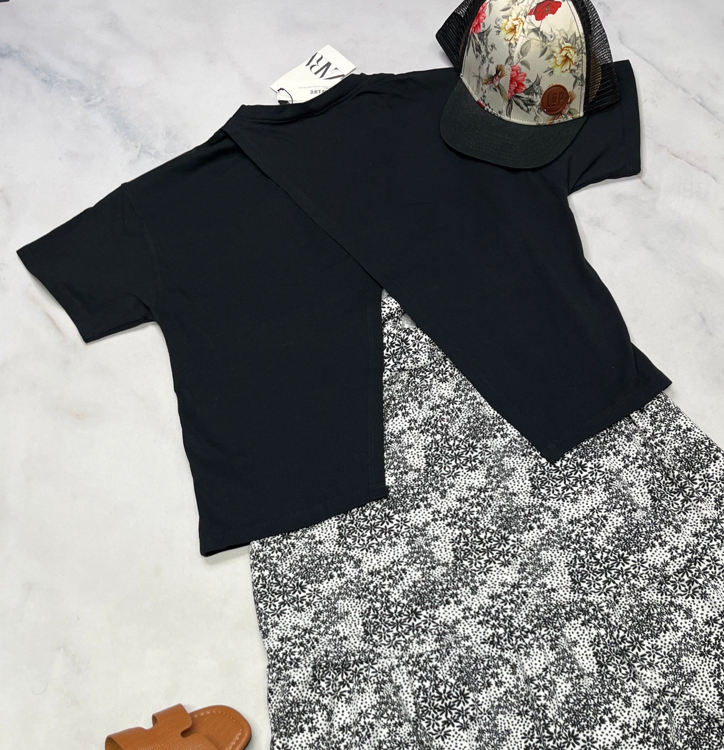 💕 ZARA : manche courte noir 10-12 ans look relax neuf ! Ouverture au dos . Superbe porté en superposition .