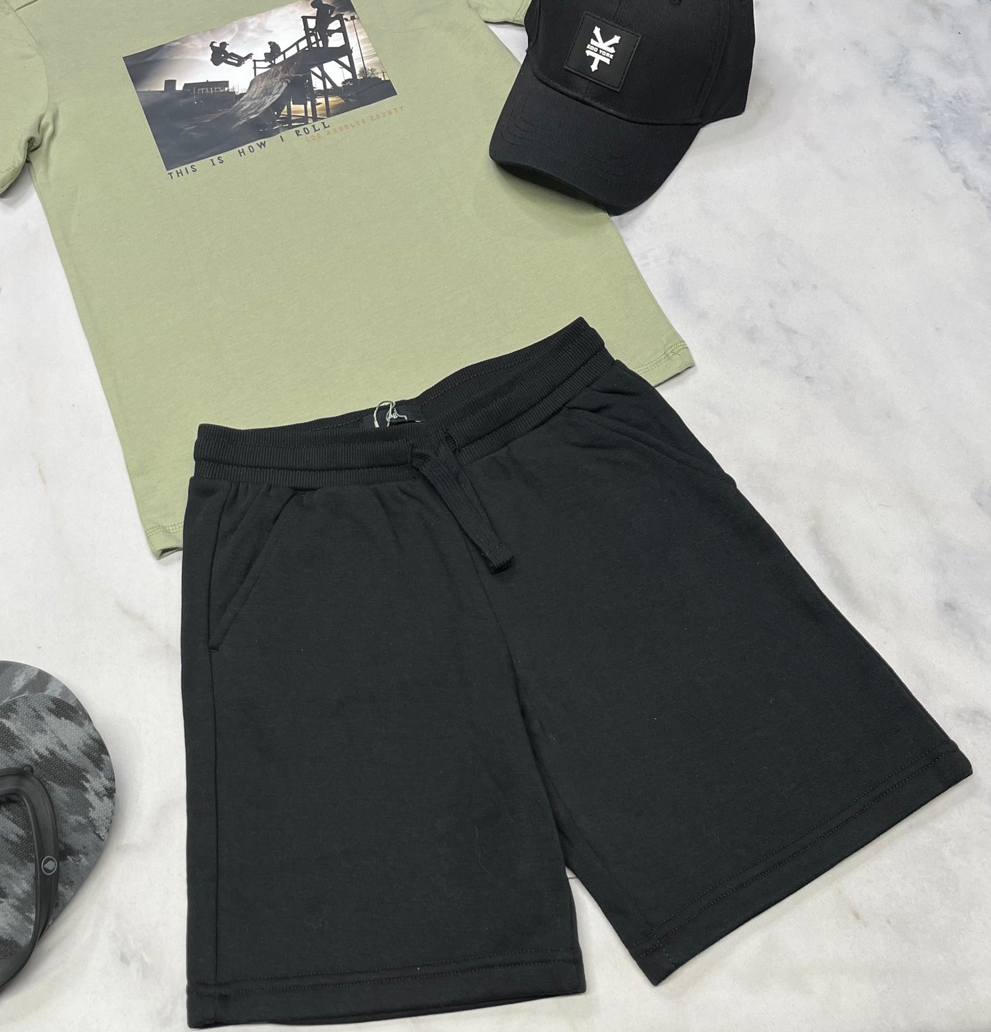 🌿 Bermuda en ouaté : noir Tag poches au dos . 7 ans garçons n neuve .