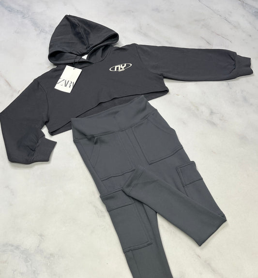 DUO : Cagoule écourté ZARA fait 5-6 ans + Skinny taille haute 5-6 ans .