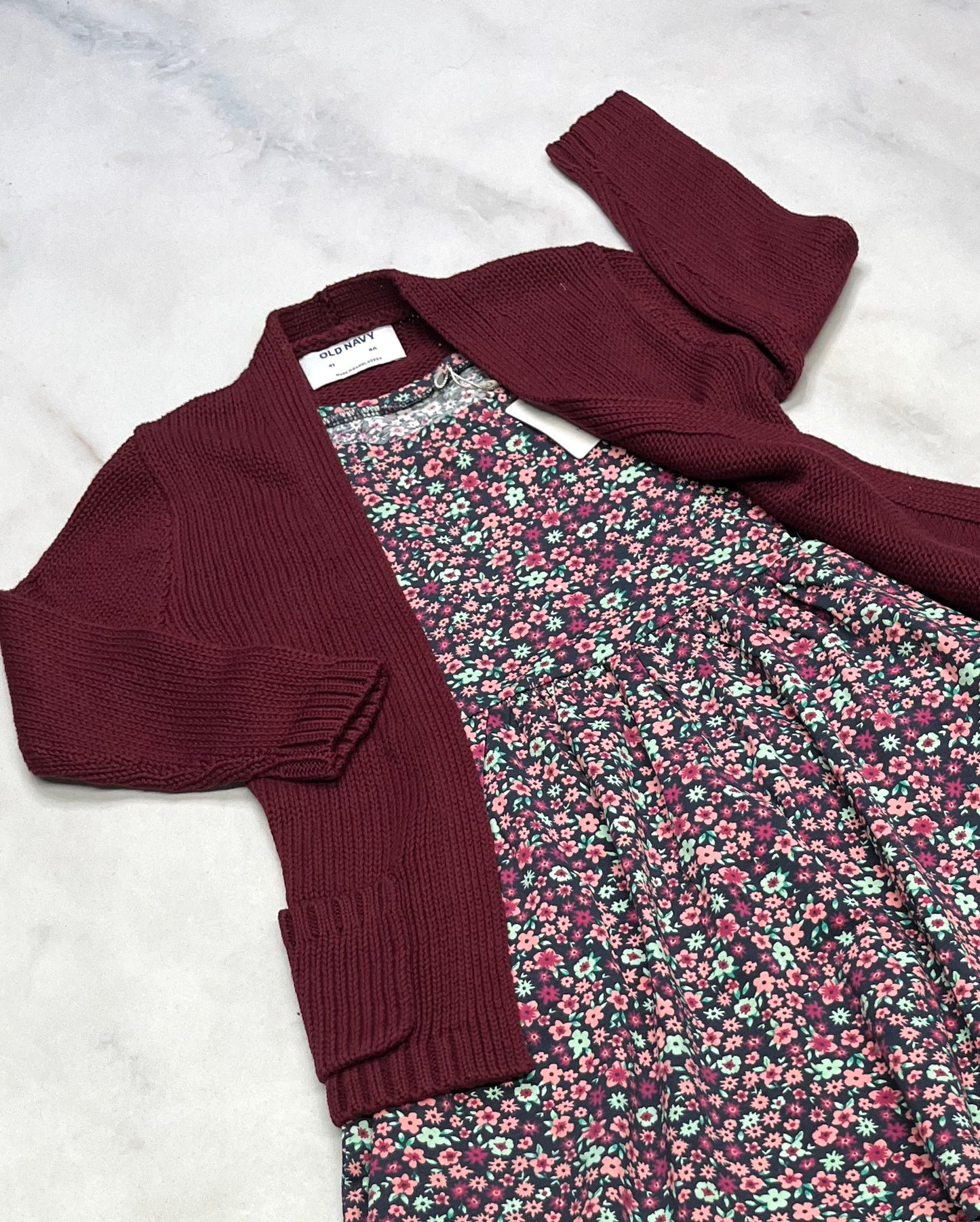 Duo neuf! 4 ans . Robe fleurit Tag 4 ans + Veste bourgogne en tricot 4 ans neuve.