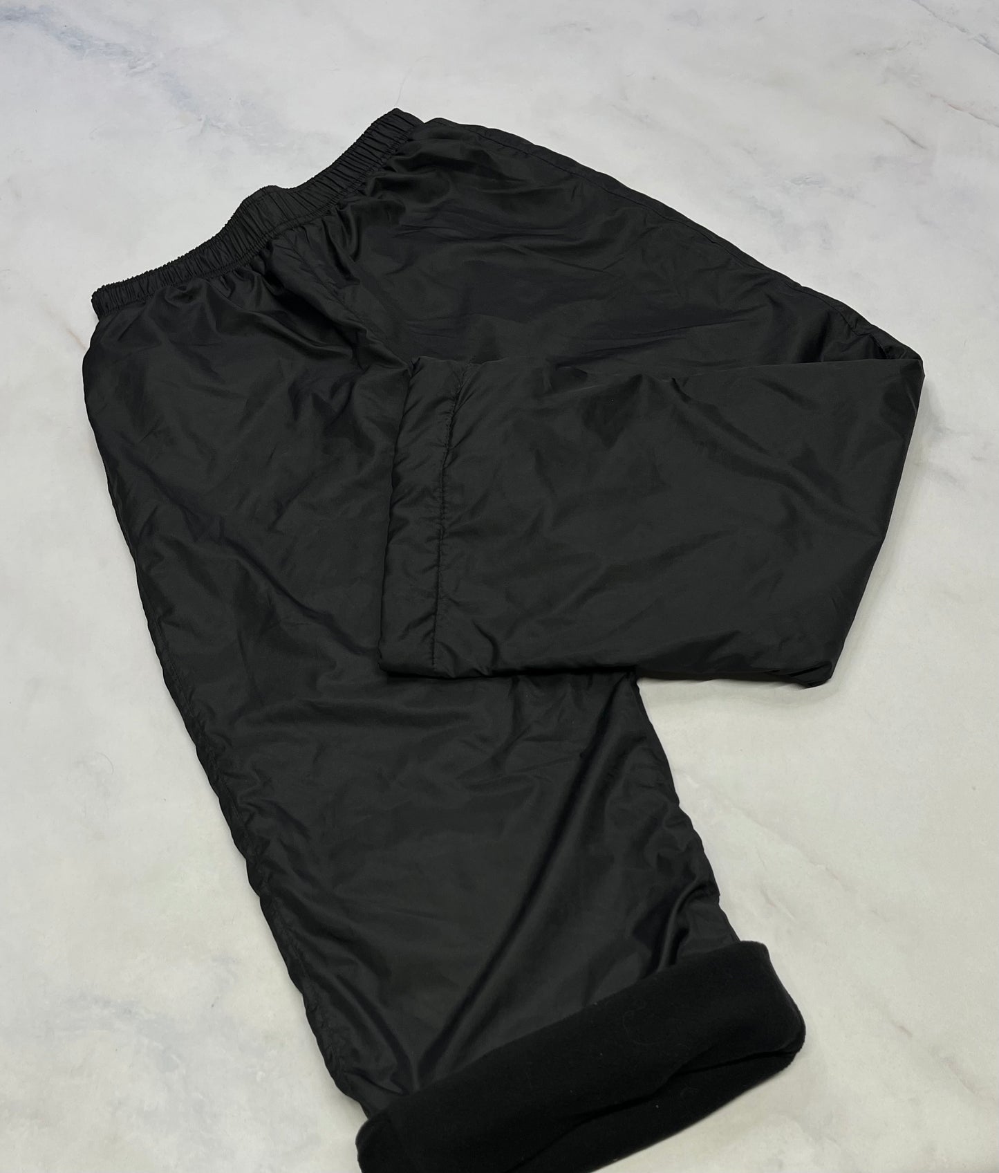 Pantalon : d’extérieur doublé  en polar chaud / doux . Comme neuf ! Taille fait 12-13ans garçon ( longueur fait 10-12 ans ) pour petit en grandeur .