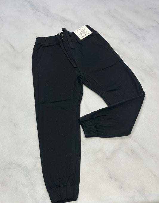 Pantalon : noir taille et bas élastique  neuf! 6 ans garçon .