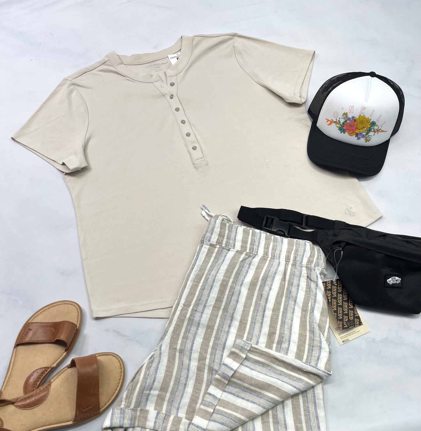 🌿 Manche courte : Calvin Klein beige . Logo brodé au bas d’un coté . XL et XXL fit stretch femme stretch . Neuf !
