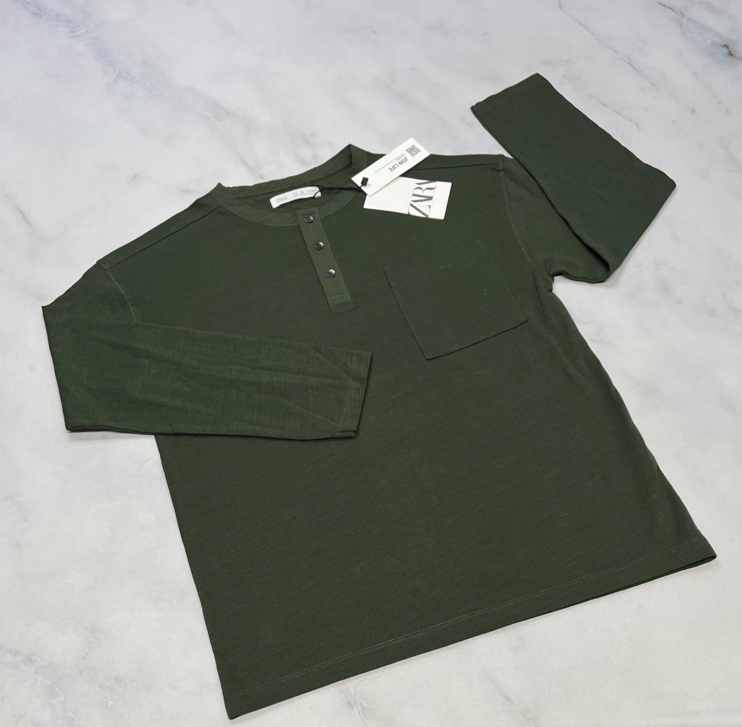 Zara: Manche longue vert (avec 3 boutons ) neuf! 10 ans .