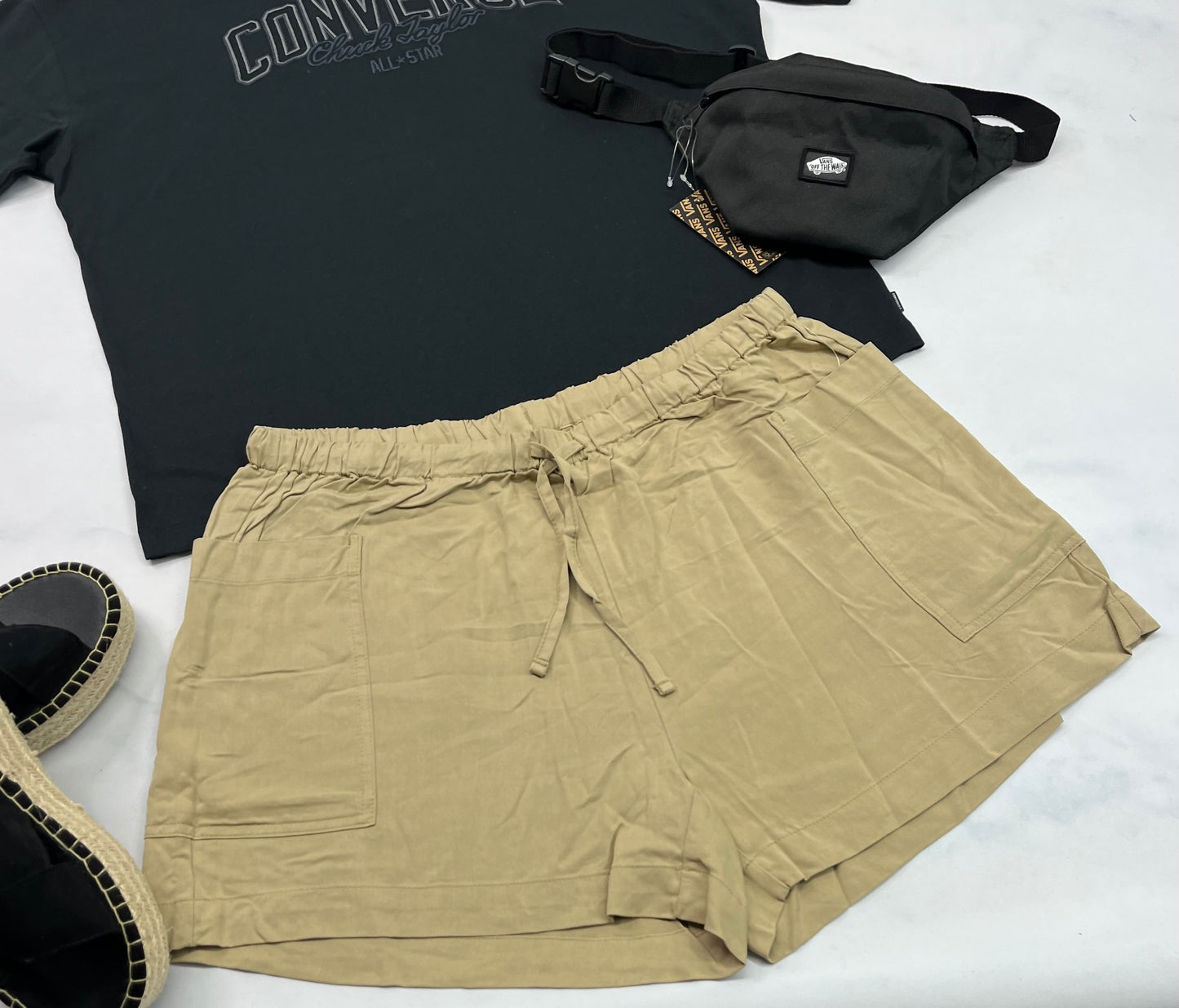 💕 Short cargo : Tan molle confo . Taille élastique   ajustable avec un cordon . L/ femme coupe confo neuf !