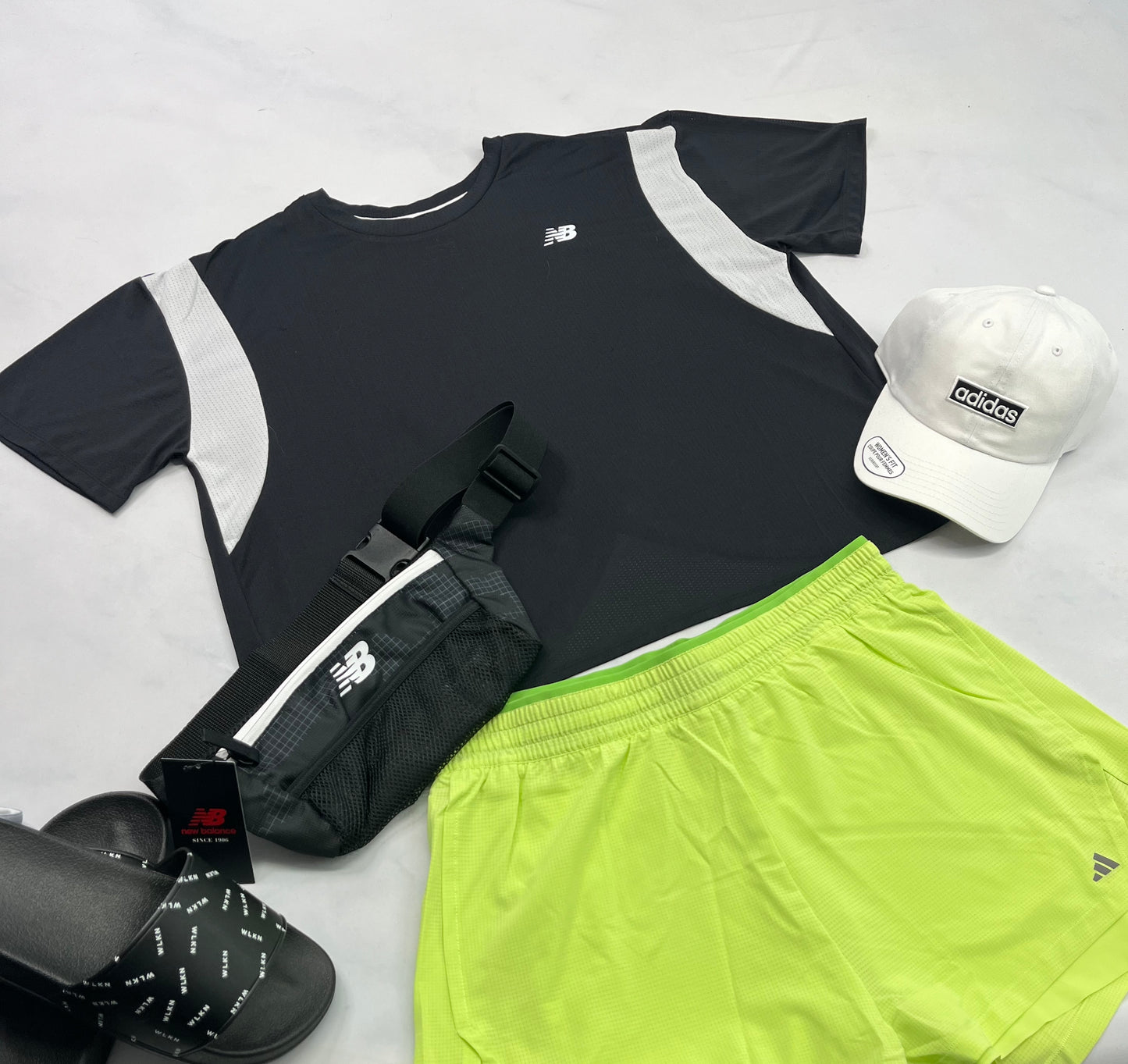🌴Solde , Manche courte : New Balance mi hanche en tissu de sport léger L/ ample femme . Dos qui croise au bas superbe! Neuf mais 2 mini point de mailles . Ultra léger .
