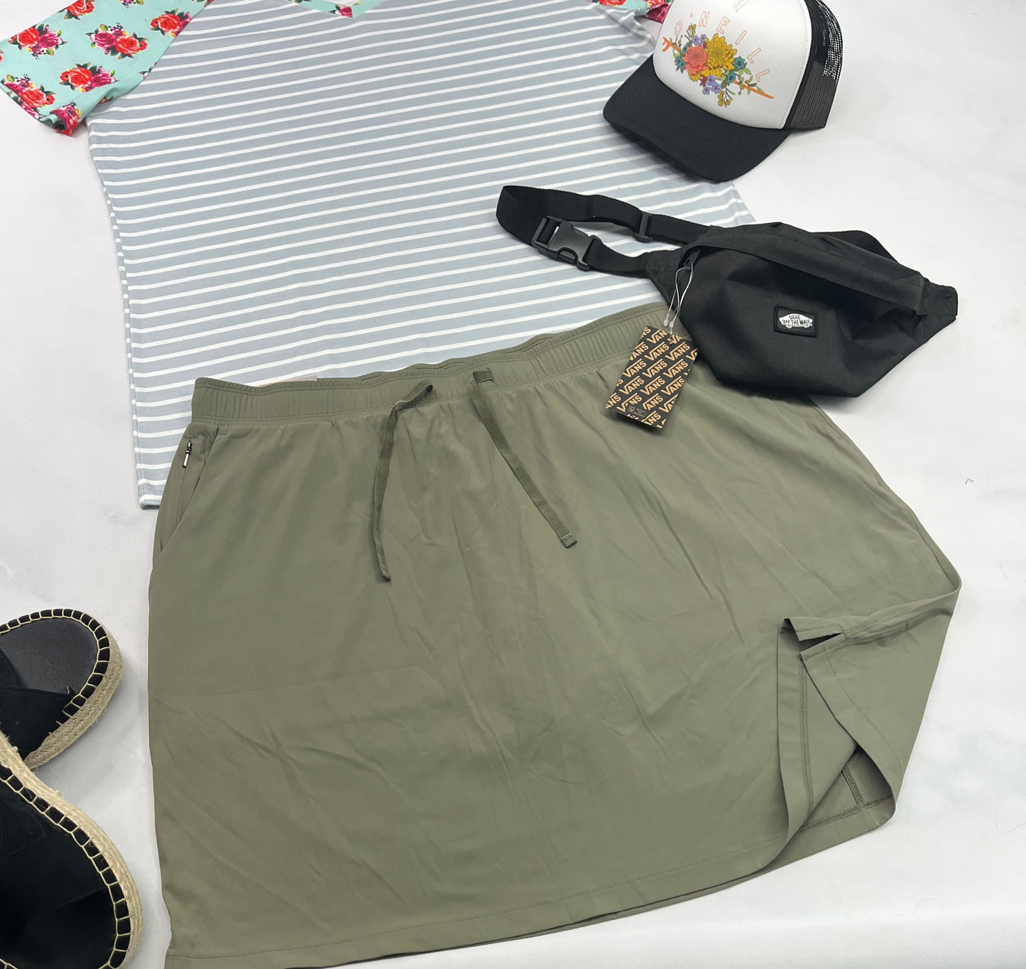🌿 Jupe : avec short cuissard intégré . Tissu stretch dans tout les sens . XXL/ femme neuve.