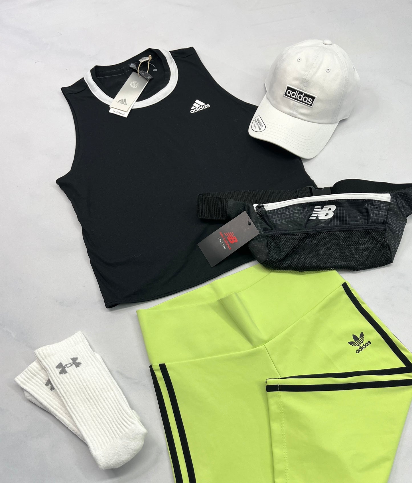 🌴 Camisole Adidas look écourté ajustable au bas du dos avec un noeud . Small et médium femme dispo .
