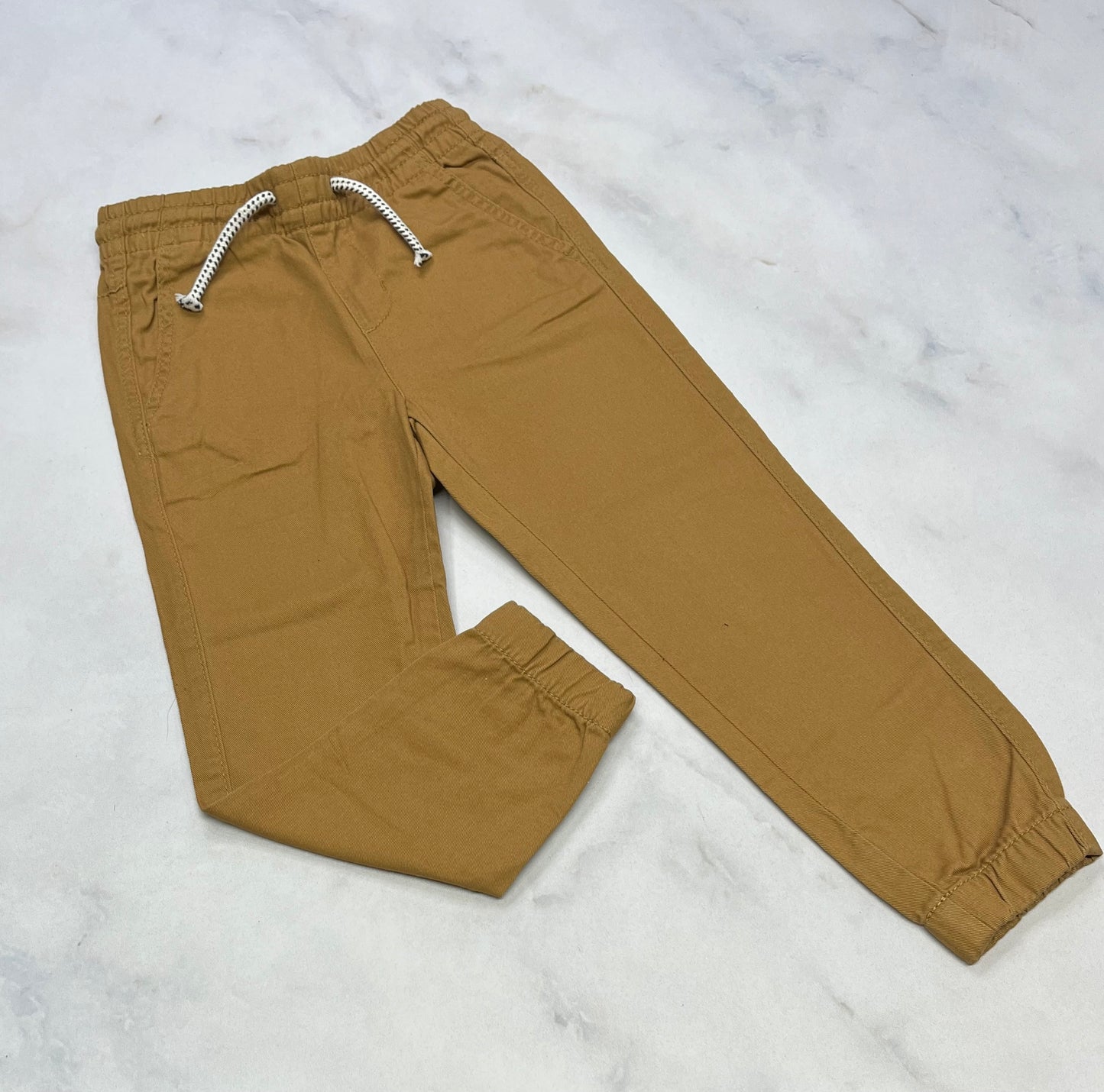 Pantalon: H&M mou confo 4-5 ans dispo . Neuf!