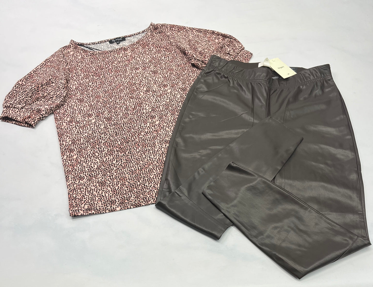 Duo : Lily Morgan manche courte stretch M/ coupe confo comme neuf! + Skinny brun foncé effet cuir ( vegan) souple taille élastique neuf! Fait M/ femme .