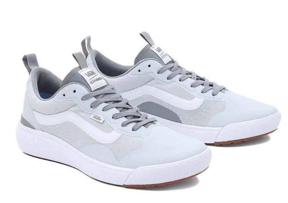 😍 VANS : unisexe Bleu , gris pâle  et blanc . Modèle hyper léger et confortable . Superbe avec un jeans autant habillé en sport . Gr : 10 femme ou 8.5 homme .